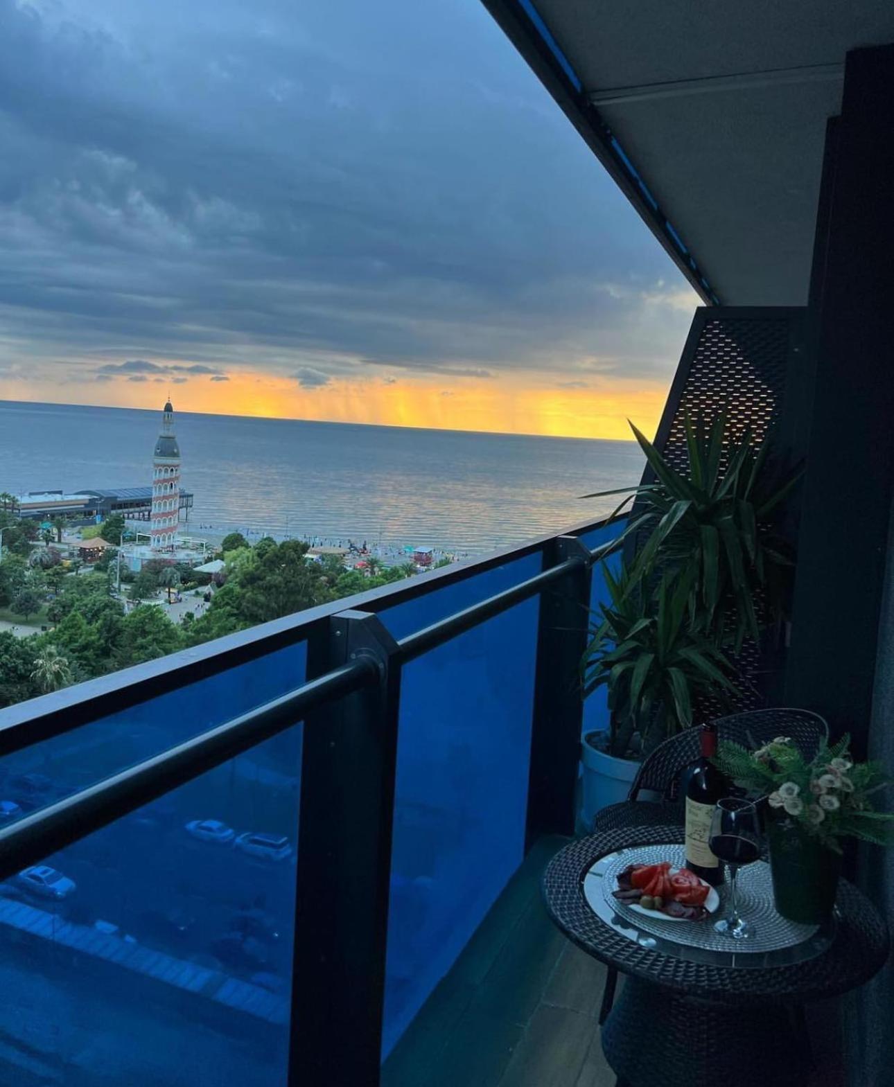 Luxury Panorama Sea View Apartment & Central バトゥーミ エクステリア 写真
