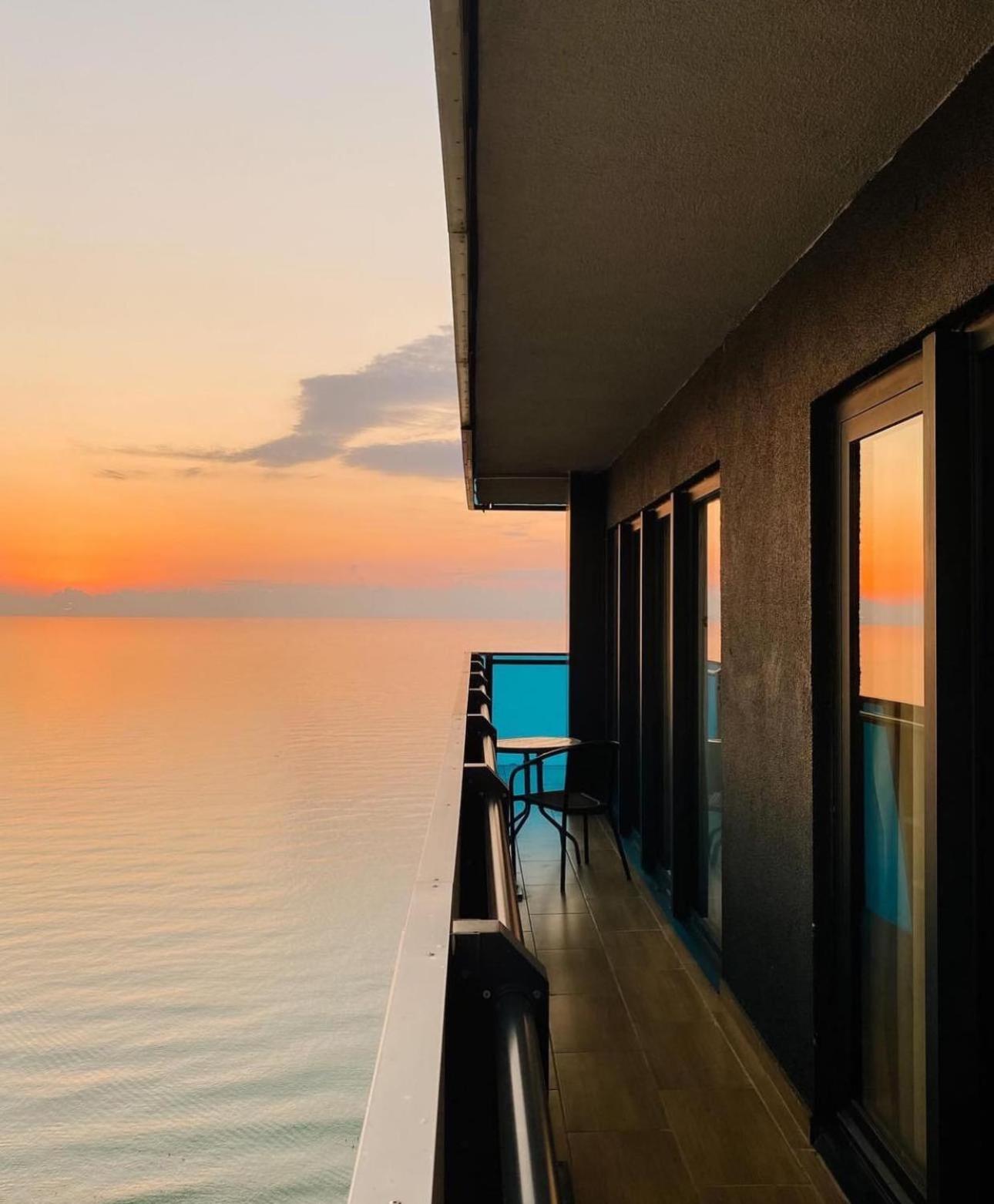 Luxury Panorama Sea View Apartment & Central バトゥーミ エクステリア 写真