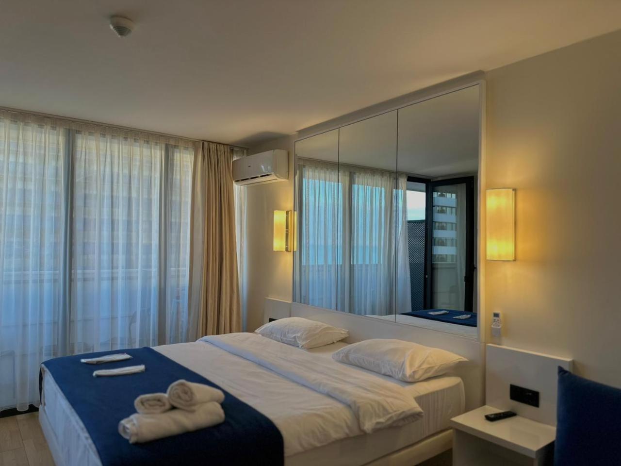 Luxury Panorama Sea View Apartment & Central バトゥーミ エクステリア 写真